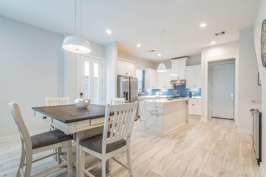 Charming 3-Bedroom Luxury Home Near Downtown, Nrg, Galleria & Medical Center ฮูสตัน ภายนอก รูปภาพ