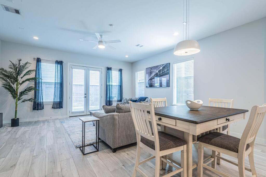 Charming 3-Bedroom Luxury Home Near Downtown, Nrg, Galleria & Medical Center ฮูสตัน ภายนอก รูปภาพ