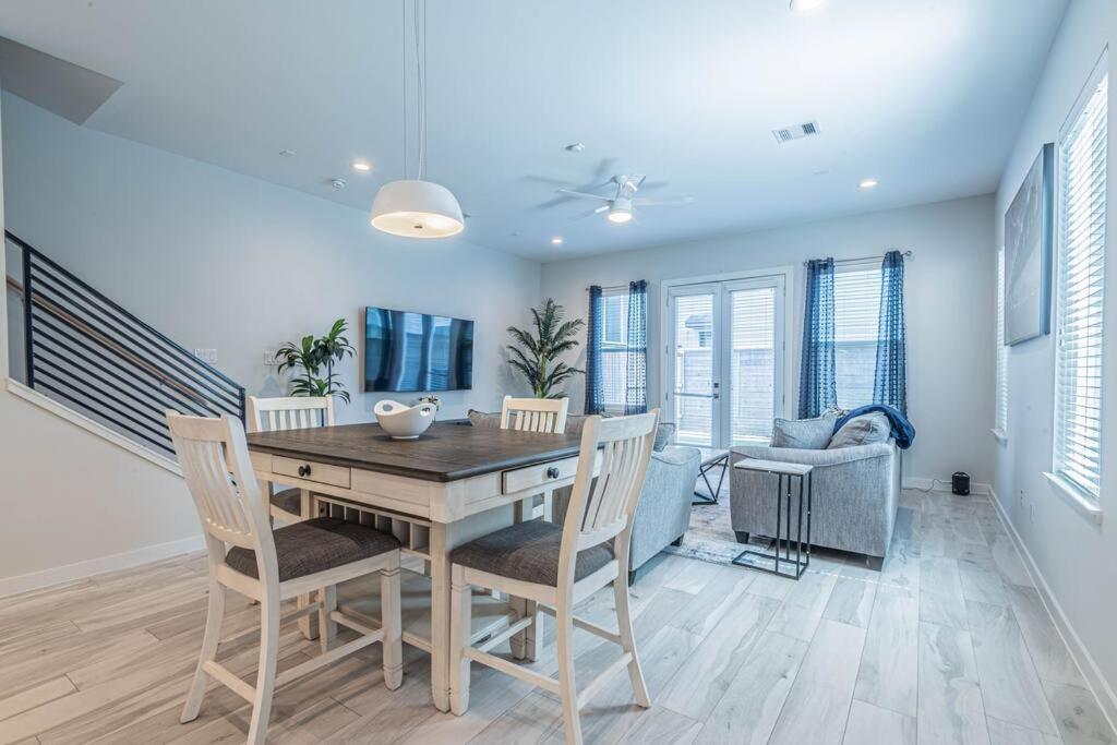 Charming 3-Bedroom Luxury Home Near Downtown, Nrg, Galleria & Medical Center ฮูสตัน ภายนอก รูปภาพ